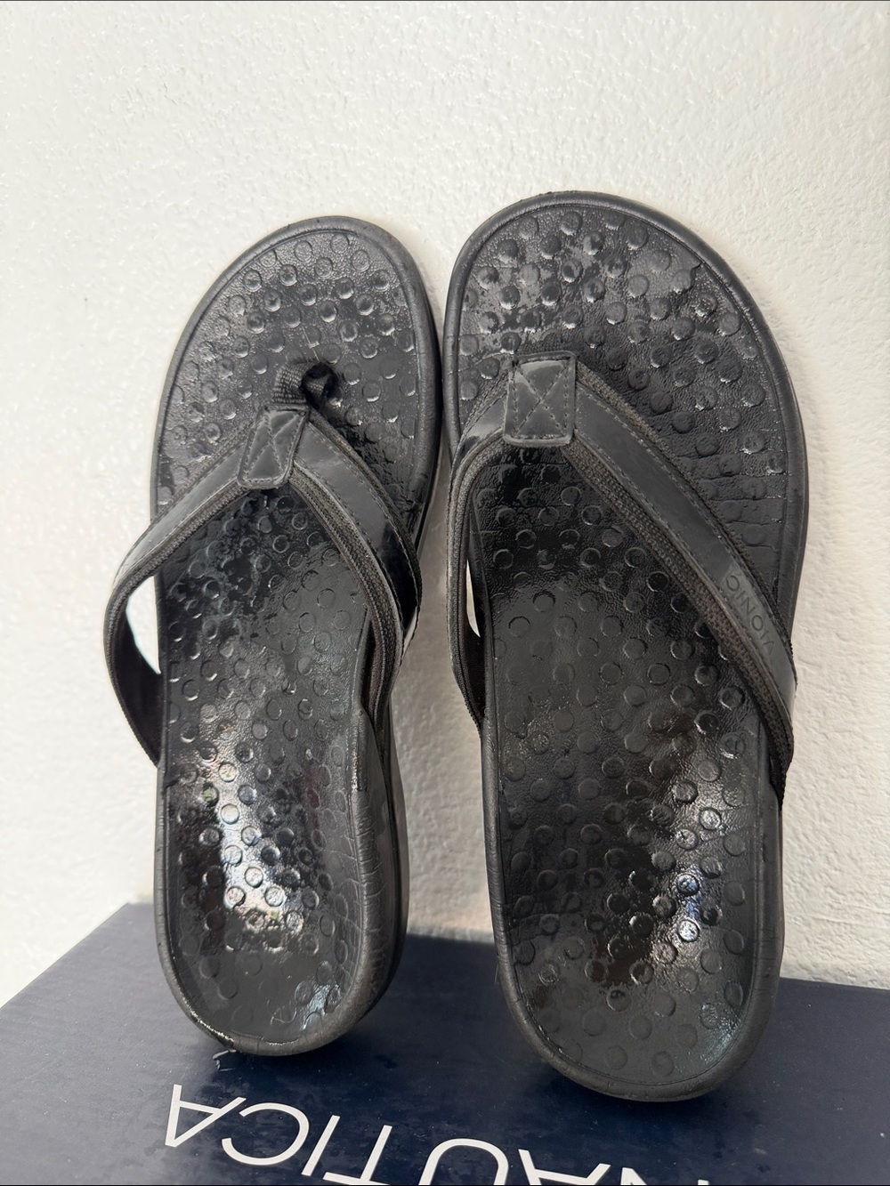 Vionic Black Patent-Trim Women's Thong Sandals